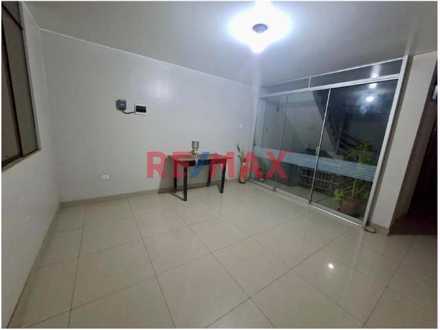 Amplio Departamento En Alquiler – 140 M² ¡Vive Frente Al Parque En San Martín De Porres!