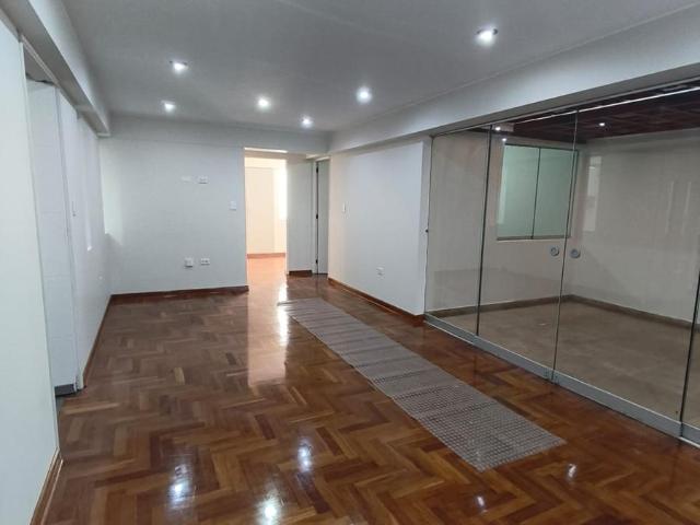 Amplio Departamento en Primer Piso en Surco con Cochera Incluida