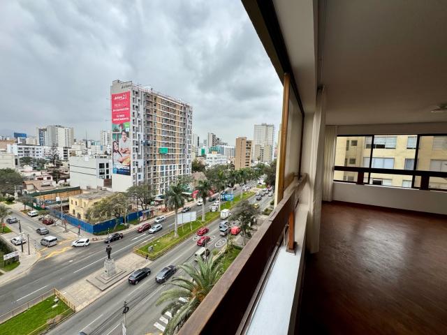 AMPLIO DEPARTAMENTO FLAT DE 150 M² EN SAN ISIDRO – EXCELENTE UBICACIÓN