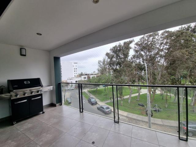 Amplio Departamento frente a parque cerrado en Surco