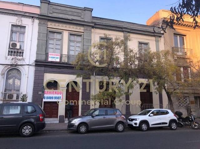 AMPLIO EDIFICIO PARA COMERCIO EN GENERAL