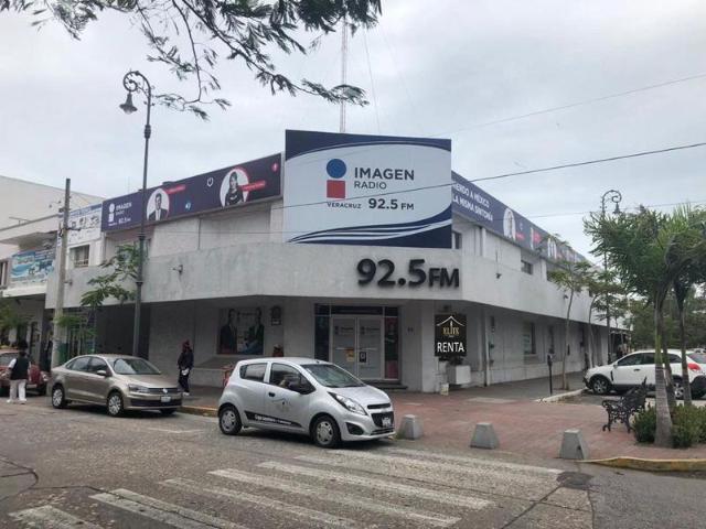 AMPLIO LOCAL COMERCIAL EN ESQUINA EN RENTA