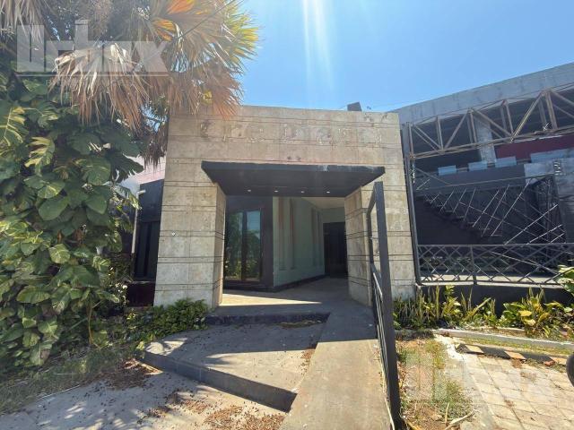 AMPLIO LOCAL COMERCIAL EN RENTA FRENTE AL MALEC?N DE CAMPECHE