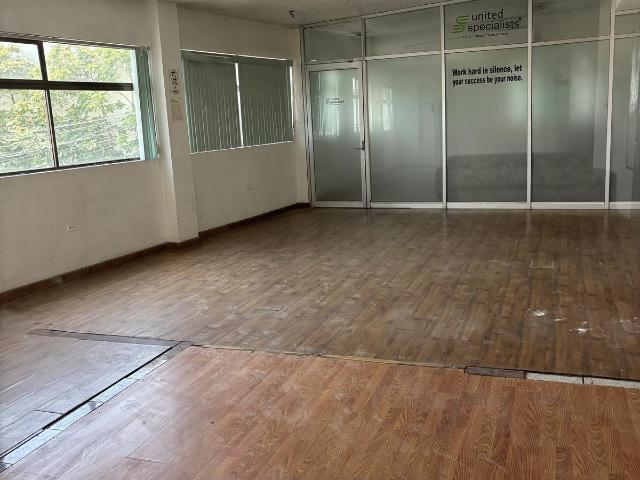 Amplio local cerca de Av. de las Americas con estacionamiento