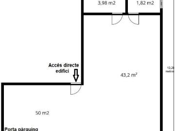 Amplio local de 95 m2 con acceso directo desde la comunidad y puerta de garaje independiente