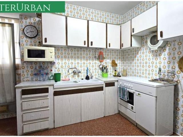 Amplio piso con 4 habitaciones y ascensor junto a Mura – Llíria