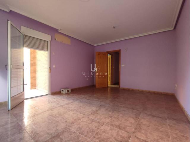 Amplio piso con ascensor, balcón y parking en Beniel