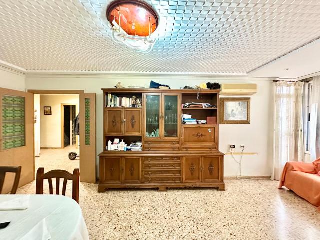 Amplio piso con balcón y 4 habitaciones en el centro de Carlet – Gran potencial de reforma