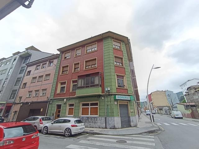 Amplio piso con terraza y enormes posibilidades en Sama de Langreo
