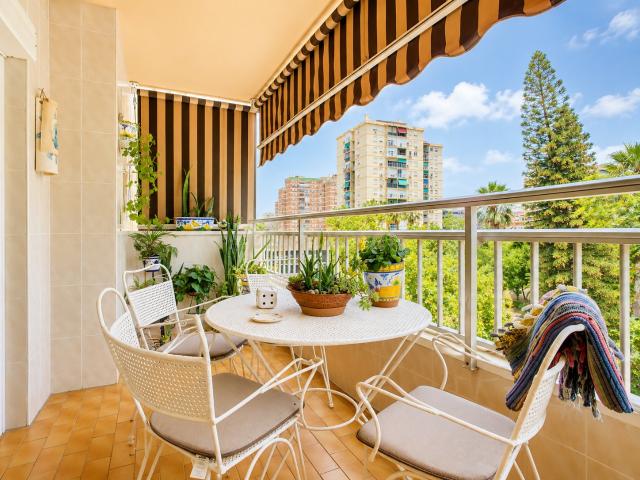 Amplio piso de 4 dormitorios con terraza en Los Guindos, Málaga