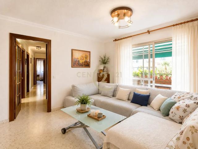 Amplio piso de 4 dormitorios con terraza, garaje y trastero en Málaga