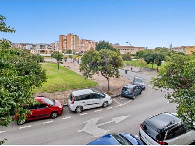 ? AMPLIO PISO DE 4 DORMITORIOS CON TERRAZA, GARAJE/TRASTERO Y PISCINA EN LA BARRIGUILLA – MÁLAGA CAP