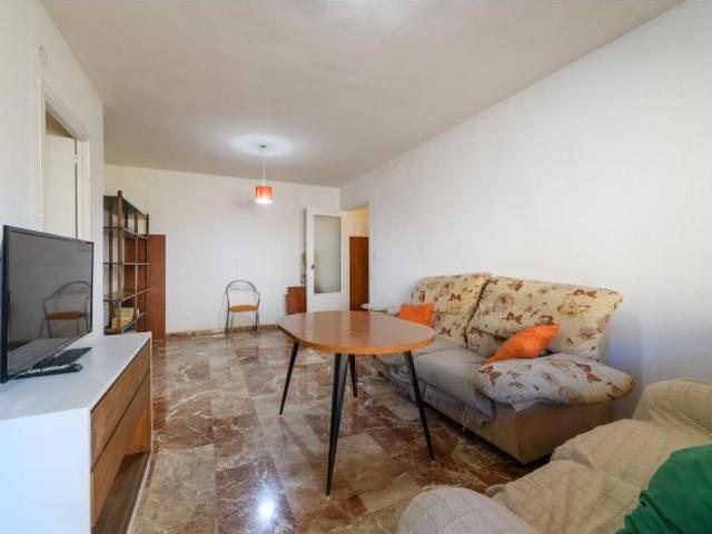 AMPLIO PISO DE 4 DORMITORIOS CON TERRAZA Y GARAJE EN PLENA CALLE ARABIAL