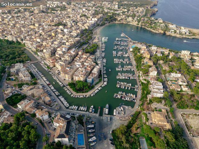 Amplio Piso de 4 dormitorios con Ascensor a solo 2 minutos de la Playa y del Puerto Deportivo de Por
