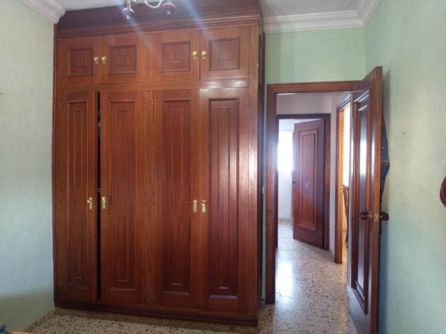 Amplio piso de 4 dormitorios en Chiclana – Luminoso y con gran potencial