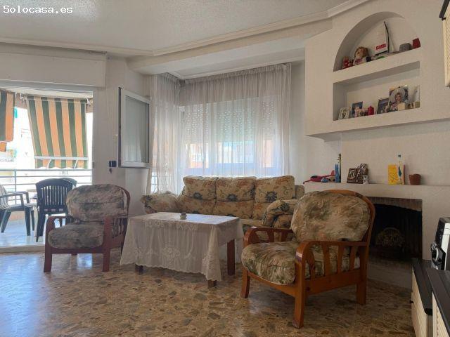 Amplio piso de 4 dormitorios en el centro de Torrevieja, a dos calles de la playa