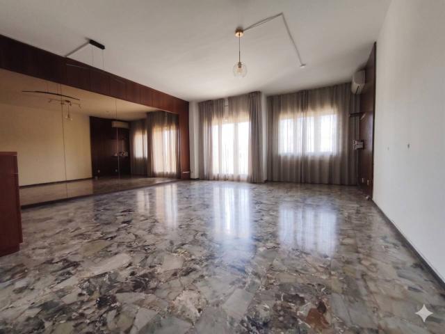Amplio piso de 5 dormitorios junto Pompeu Fabra