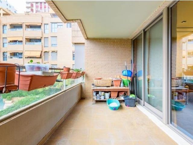Amplio piso de 5 habitaciones en residencial privado con piscina – Cortes Valencianas
