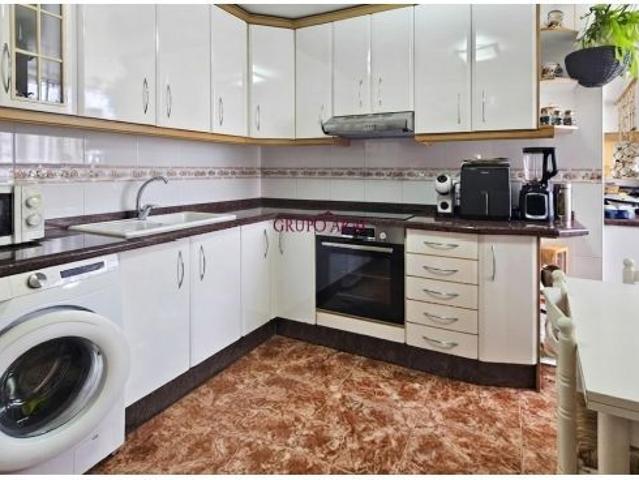 Amplio piso de 90 m2 con balcón y 3 habitaciones en Virgen del Remedio