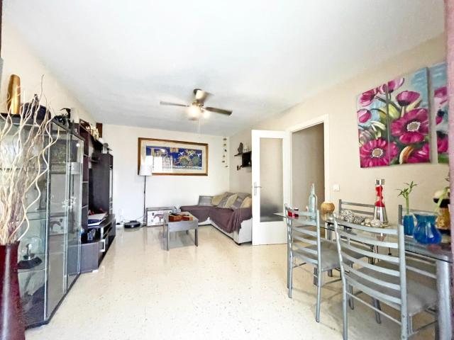 Amplio piso de 96 m2 con terraza y orientación sur a un paseo de la playa
