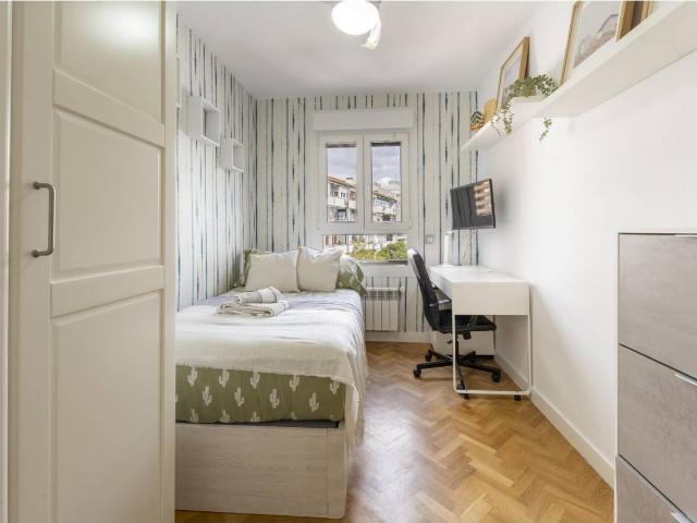 Amplio piso de 3 dormitorios y 2 baños en Residencial con Piscina, Pádel _ Madrid