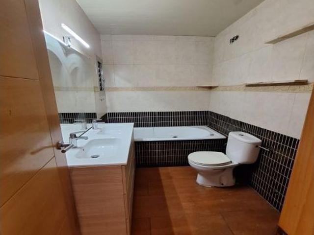 AMPLIO PISO DE 3 HABITACIONES EN MONTCADA