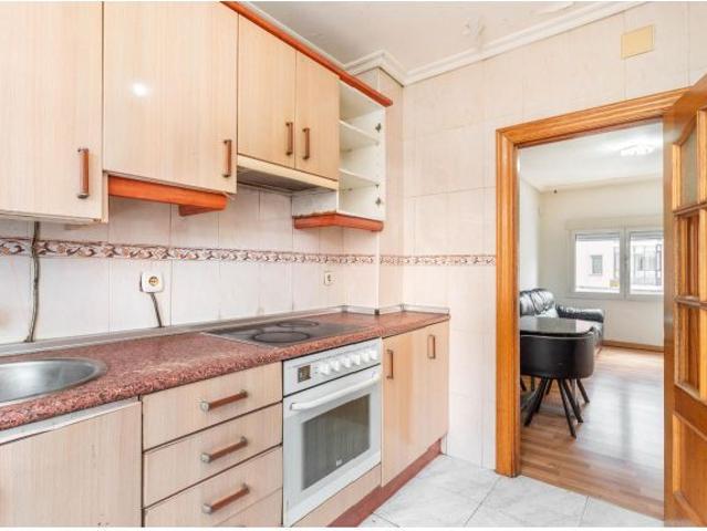 AMPLIO PISO DE TRES HABITACIONES EN OVIEDO. LUMINOSIDAD, COMODIDAD Y EXCELENTE OPORTUNIDAD