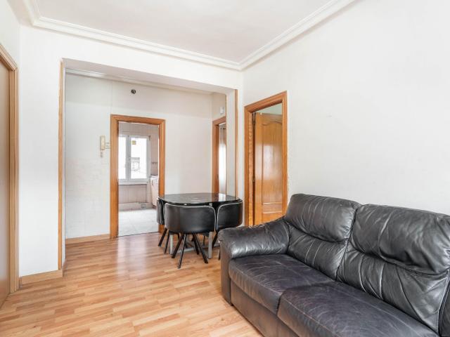 AMPLIO PISO DE TRES HABITACIONES EN OVIEDO. LUMINOSIDAD, COMODIDAD Y EXCELENTE OPORTUNIDAD