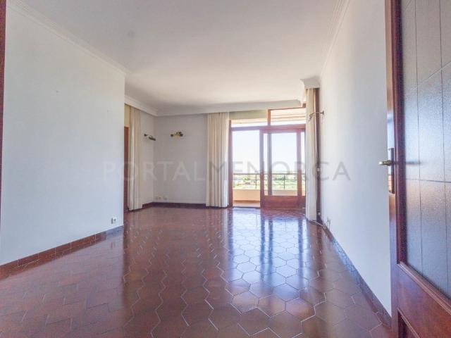 Amplio piso de cuatro dormitorios y tres baños en zona Fort. 0m² Maó