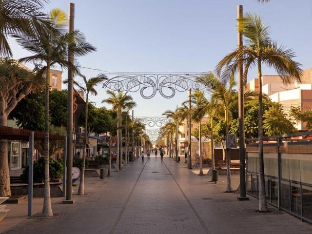 Amplio piso de junto a la Avenida de Canarias en pleno corazón de Vecindario