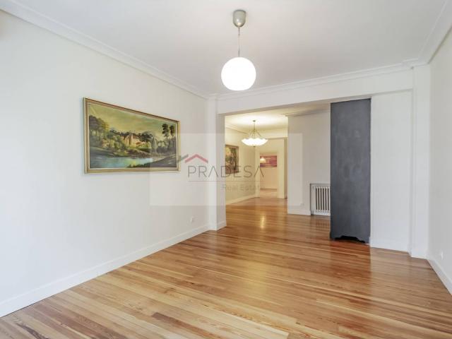 AMPLIO PISO EN VENTA DE 212 METROS EN EL BARRIO DE CHAMBERI REFORMADO. IDEAL INVERSORES