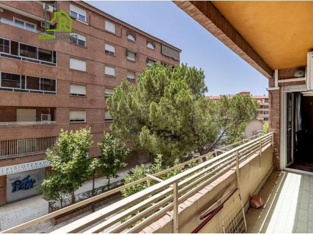 AMPLIO PISO EN VENTA JUNTO A PLAZA DE TOROS GRANADA