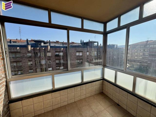 Amplio piso en zona alta de Porriño. Exterior y soleada. Garaje y bodega