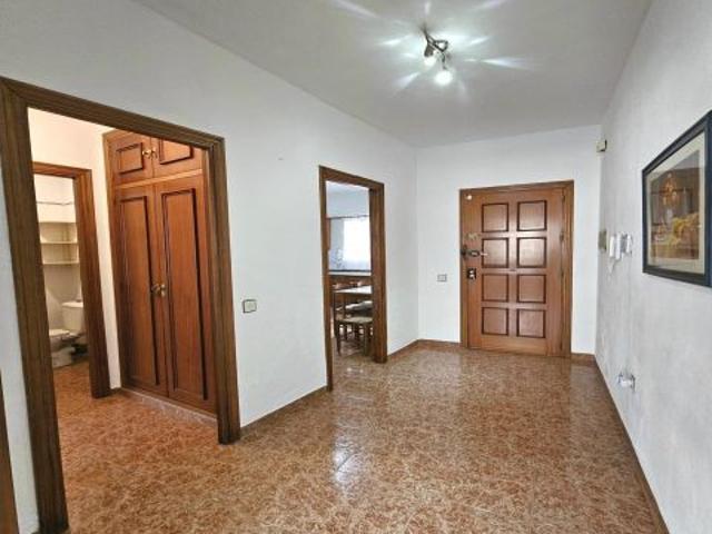 AMPLIO PISO EN ALMERIA CAPITAL AL LADO DE LA POLICIA LOCAL, DE 4 DORMITORIOS + BAÑO Y ASEO, TODO EXT
