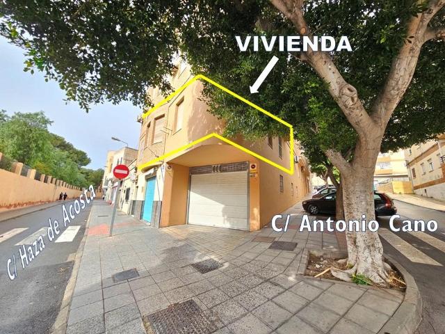 AMPLIO PISO EN ALMERIA CAPITAL AL LADO DE LA POLICIA LOCAL, DE 4 DORMITORIOS + BAÑO Y ASEO, TODO EXTERIOR Y HACIENDO ESQUINA