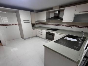 Amplio piso en alquiler en Torrevieja – 3 habitaciones, terraza y garaje incluido