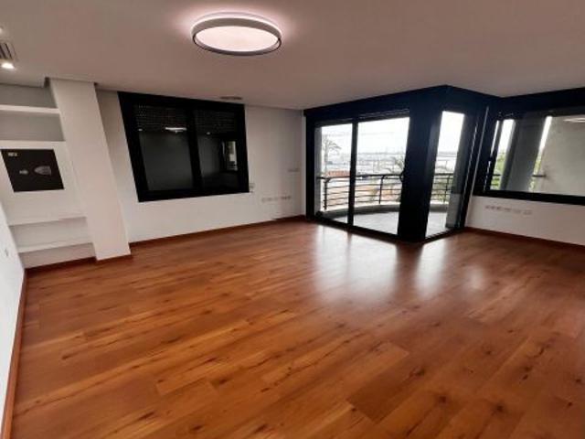 Amplio piso en alquiler en Torrevieja – 3 habitaciones, terraza y garaje incluido