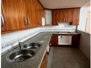 Amplio Piso en Avda. Santa Isabel Oportunidad para Reformar