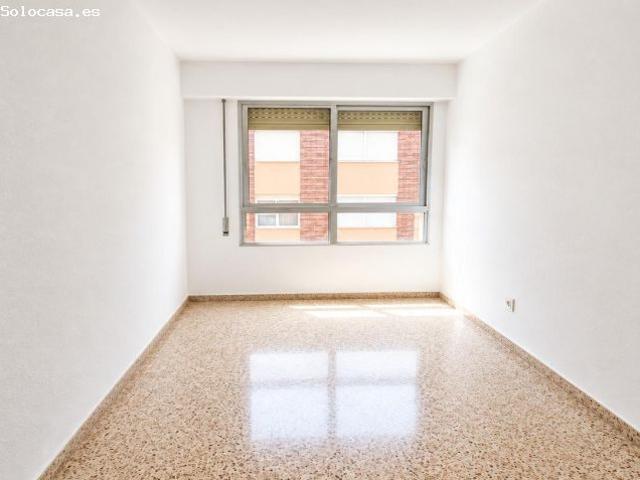 Amplio Piso en Benalúa, Alicante Oportunidad Única por €243,000