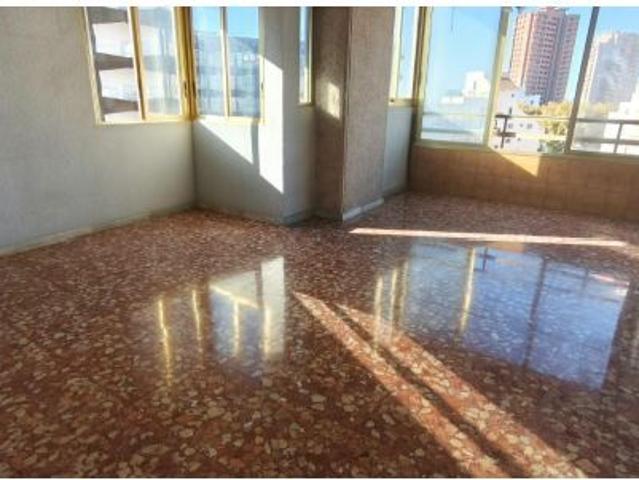 Amplio Piso en Benidorm Oportunidad Única a Solo 150 metros de la Playa