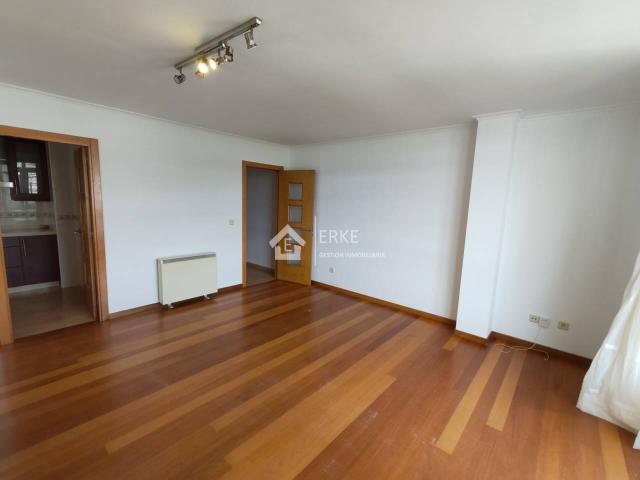 AMPLIO PISO EN EL CENTRO DE CÉE