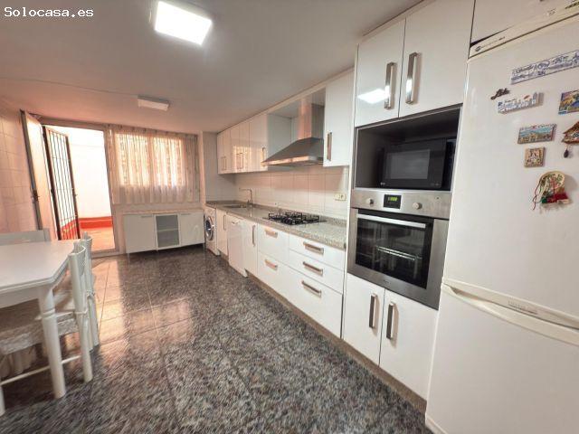 Amplio Piso en el Corazón de Alicante con Patio y Excelentes Conexiones