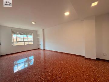 Amplio piso en La Pobla