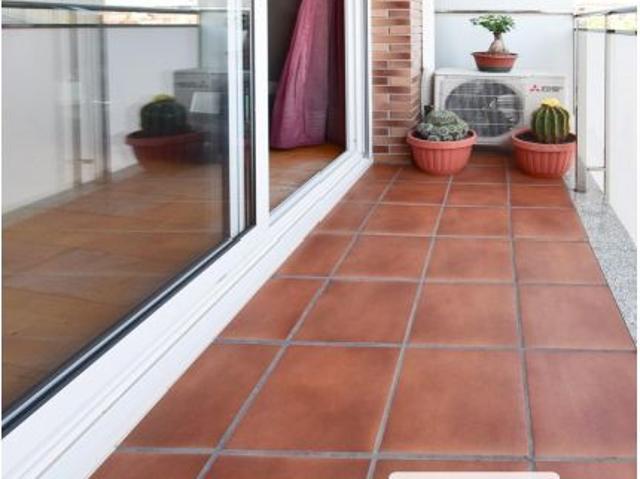 Amplio piso luminoso de 3 habitaciones dobles, 2 baños, con parking y trastero en Las Bases!