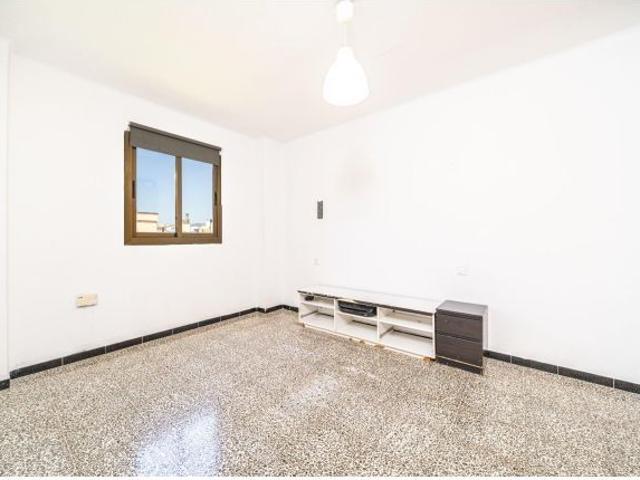 AMPLIO PISO MUY LUMINOSO CON GRAN POTENCIAL DE REFORMA JUNTO AL MERCADO DE PERE GARAU