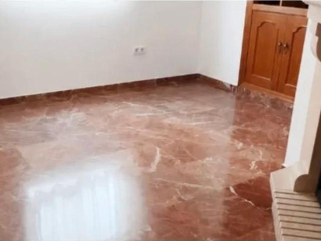 ¡Amplio piso reformado de 4 dormitorios con terraza, patios y chimenea junto al Córdoba Center!