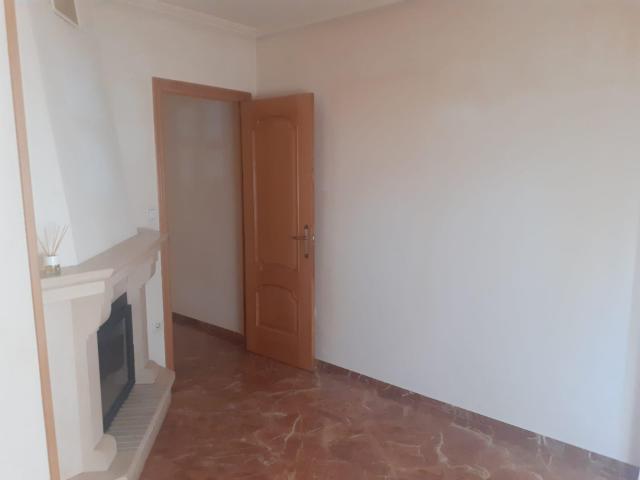 ¡Amplio piso reformado de 4 dormitorios con terraza, patios y chimenea junto al Córdoba Center!