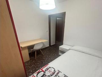 Amplio Piso Residencial en Av. Barcelona para Estudiantes
