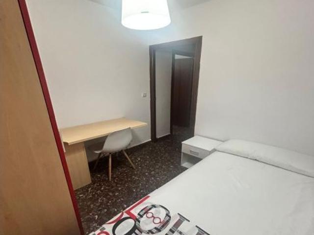Amplio Piso Residencial en Av. Barcelona para Estudiantes