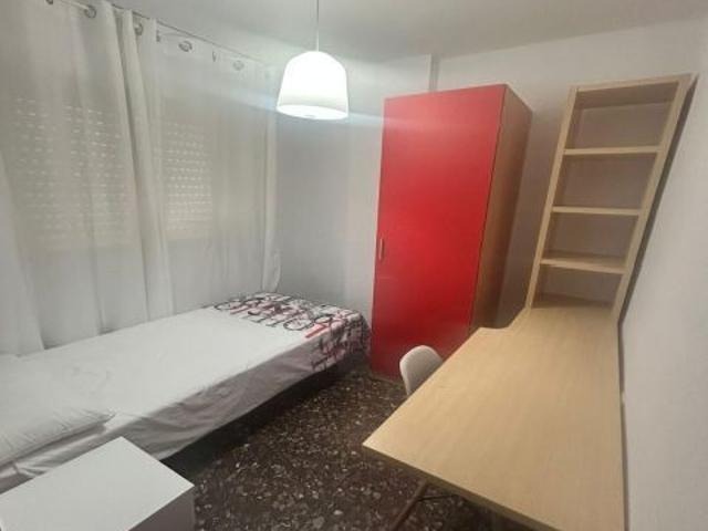 Amplio Piso Residencial en Av. Barcelona para Estudiantes